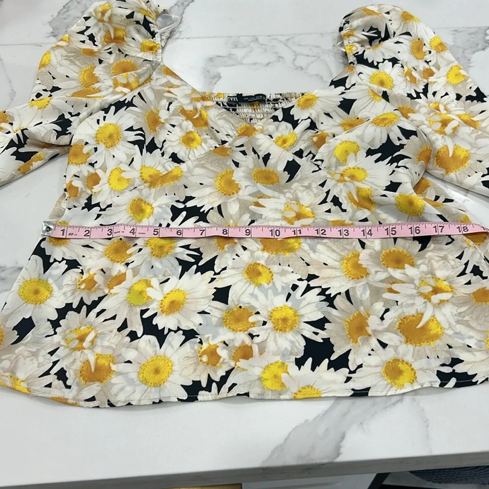 Zara‎ Sunflower Puff Sleeve Top. Size L (274)